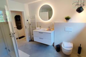 Bathroom sa Homely Stay Velosoph Quartier