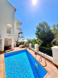 una piscina frente a una casa en Exotic Villa Rest and Pool, en La Herradura