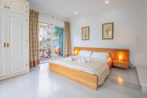 1 dormitorio con cama y ventana grande en Exotic Villa Rest and Pool, en La Herradura