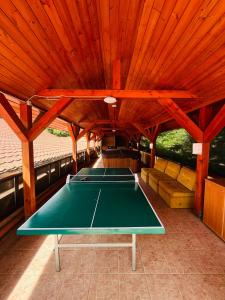 Stolní tenis v ubytování Mátyus Udvarház Kengyel Fogadó Eger nebo okolí