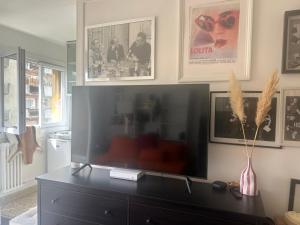 TV at/o entertainment center sa Charming Flat near Roland Garros