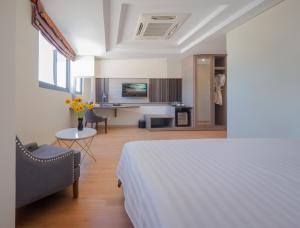 Habitación de hotel con cama y escritorio en ARECA HOTEL NHA TRANG en Nha Trang