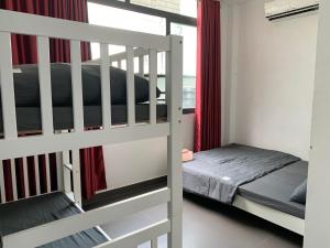 Un dormitorio con dos literas y una ventana. en Elegant Saigon Hostel - District 3, en Ho Chi Minh 26 fotos más