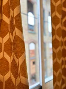 een close-up van een venster met een giraffepatroon bij Central Market Apartment in Calella