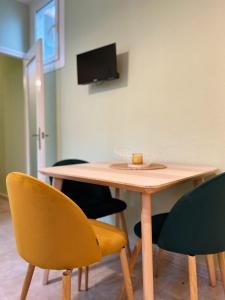 a table and chairs with a table and a television at Central Market Apartment in Calella