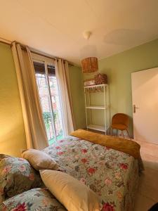 een slaapkamer met een bed en een raam bij Central Market Apartment in Calella