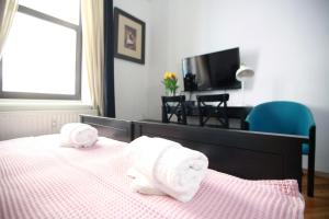 ein Schlafzimmer mit zwei weißen Handtüchern auf einem Bett in der Unterkunft BIT apartments in Ljubljana