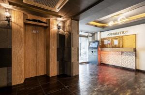 un vestíbulo con una máquina expendedora en un edificio en Hotel Trip en Incheon