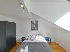 um quarto com uma cama e uma fotografia na parede em Detroit, charmante maison em Reims