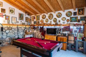 a room with a pool table and a tv at Three-Bedroom Holiday Home in Dabar in Dabar
