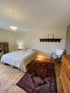 Кровать или кровати в номере Maison de charme proche du lac