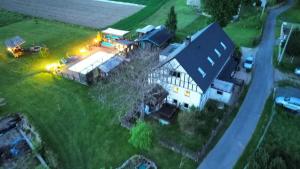 una vista aérea de una casa con garaje en The Old Barn - uroczy, butikowy dom w malowniczej wsi, dla rodzin lub grup przyjaciół z basenem en Płóczki Górne