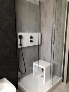 y baño con ducha y mampara de cristal. en Villa Regina, en Riva del Garda