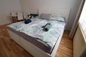 Schlafzimmer mit einem Bett mit einer weißen und blauen Bettdecke in der Unterkunft Exclusive serviced flat on Taborstraße in Wien