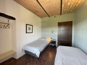 - une chambre avec 2 lits dans l'établissement Casa 'il Nocciolo', à Isola d'Asti