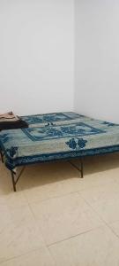 Un pat sau paturi într-o cameră la OYO Home Gupta's Homestay