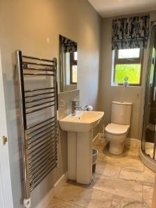 Koupelna v ubytování Lilac Cottage + 30 fotografií