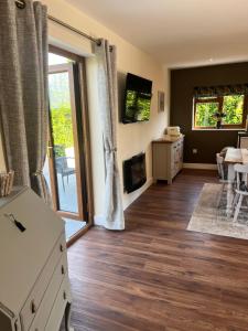 TV a/nebo společenská místnost v ubytování Lilac Cottage