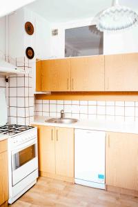 a kitchen with white cabinets and a sink at Apartament w kamienicy na Starym Mieście in Warsaw