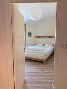 サン・マルタン・ド・レにあるclos de la poudriereのベッドルーム1室(ベッド1台、大きな窓付)