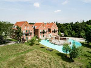 einen Luftblick auf ein großes Haus mit einem Pool in der Unterkunft Landhotel Beverland bei Münster in Ostbevern