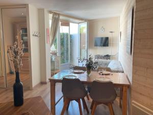 een eetkamer met een tafel en stoelen bij clos de la poudriere in Saint-Martin-de-Ré