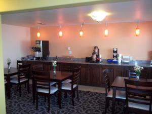 a restaurant with a bar with tables and chairs at Travelodge by Wyndham Newport in Newport
