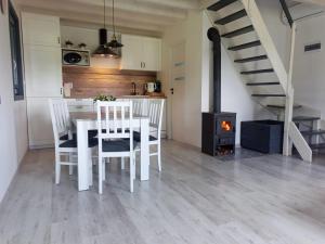 Kuchyň nebo kuchyňský kout v ubytování Domek na Kaszubach, Borowy Młyn, jezioro Gwiazda, sauna, 4