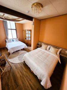 Postel nebo postele na pokoji v ubytování 包棟-事務所洋樓 The Remote Living-台南獨棟古典洋樓8-10人 停四台車