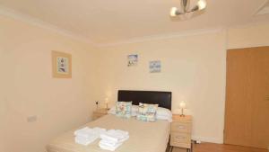 ein Schlafzimmer mit einem Bett mit zwei Kissen darauf in der Unterkunft Beach View House - Self Catering Hayle, St Ives Bay Cornwall in Hayle