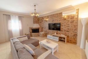 Un televizor și/sau centru de divertisment la Gardiki Castle House