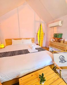 ein Schlafzimmer mit einem Bett in einem Zelt in der Unterkunft sepsuk camp kohlarn in Ko Larn