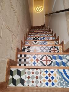 una rampa di scale con piastrelle colorate di Salento Casevecchie a Sogliano Cavour