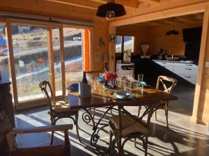 CHALET LUANE près de VALBERG的厨房或小厨房