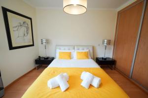 1 dormitorio con 1 cama grande y 2 almohadas en Dalila's house en Nazaré