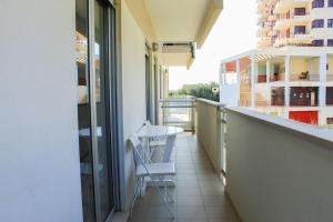 - Balcón con mesa y sillas en un edificio en Dalila's house en Nazaré