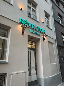 リガにあるRevelton Suites Rigaの避難室の看板が書かれた建物