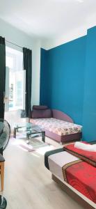 Zimmer mit 2 Betten und blauer Wand in der Unterkunft Comfort Studio in City center KM1 in Wien
