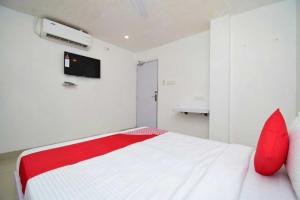 Łóżko lub łóżka w pokoju w obiekcie Flagship Transit Express 2 Topsia Near Birla Mandir