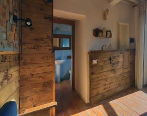 ウルビーノにあるカントリー ハウス カ ヴェルナッチァの大きな木製の壁のバスルーム