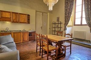 eine Küche und ein Esszimmer mit einem Tisch und Stühlen in der Unterkunft Montegufoni by PosarelliVillas in Montagnana Val di Pesa