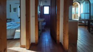 ウルビーノにあるカントリー ハウス カ ヴェルナッチァの廊下からベッドルーム(ベッド1台、バスルーム付)へアクセスできます。