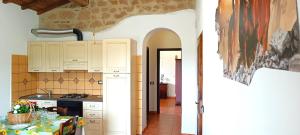 A kitchen or kitchenette at Casavacanze Pergolino, appartamenti ad uso esclusivo