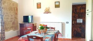 A television and/or entertainment centre at Casavacanze Pergolino, appartamenti ad uso esclusivo