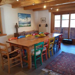 comedor con mesa de madera y sillas en Chalet Julie, en Rocca Pietore