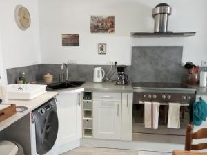 Kuchyň nebo kuchyňský kout v ubytování LE CLOCOONING Chambres d'Hôtes chez l'habitant