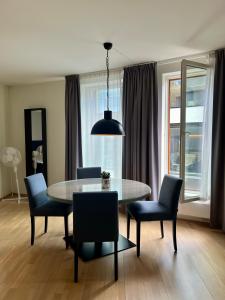 a dining room with a table and chairs at Kanalen 3 Tjuvholmen in Oslo