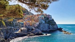 薩爾扎納的住宿－Casa vacanze Gli Ulivi，享有靠近大海的悬崖上的城镇景色