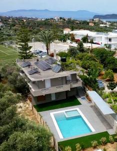 una vista aérea de una casa con piscina en Casa Regno, en Ayiá