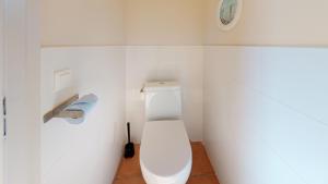 baño con aseo en una pared blanca en Domaine Paul Huc en Fabrezan
